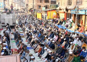 In pictures: Thousands of faithful offfer ‘Khoji Digar’ at Naqashband Sahab in Shehr-e-Khaas Srinagar