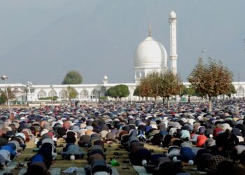 In Pics: Thousands offer prayers at Hazratbal shrine on Eid-e-Milad-un-Nabi (SAW)