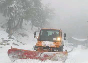 Snowfall in parts of Kashmir valley, rains in plains as mercury rises in J&K, Ladakh