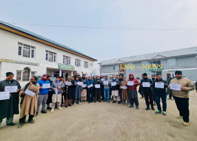Sopore fruit traders protest against ‘illegal selling’ of Iranian apples in Mandi’s