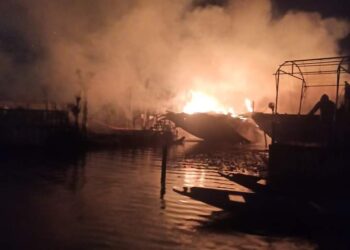 2 Houseboats Gutted in Dal Lake Fire Mishap