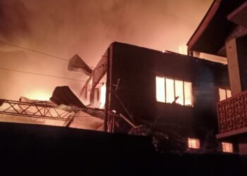 Massive fire in 2 commercial buildings destroy goods worth crores, load carrier in Anantnag