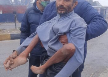 Jammu Traffic Cop Helps Differently abled man to cross the Road at TCP Bypass Nagrota