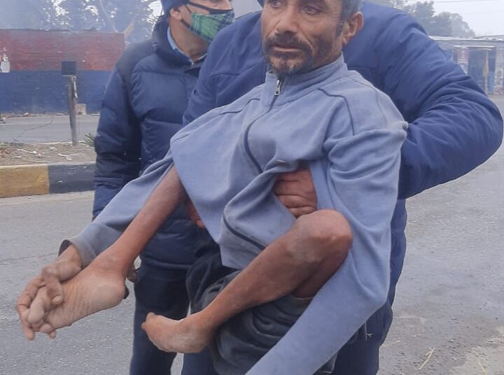 Jammu Traffic Cop Helps Differently abled man to cross the Road at TCP Bypass Nagrota