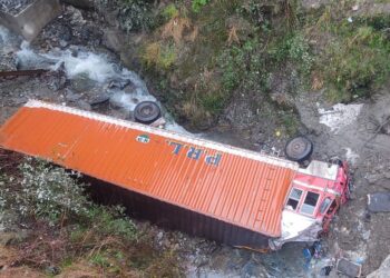 Driver injured after Truck plunges into deep gorge on Jmu-Sgr NHW