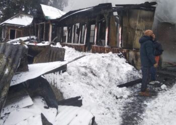 Hut gutted in overnight fire in Gulmarg