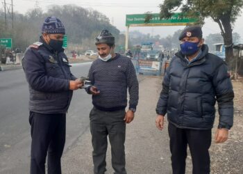 Jammu Traffic Cops hands over lost wallet Containing cash & other important documents to its Owner