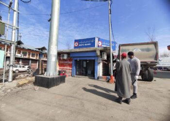 Unidentified persons loot Rs 4.3 lakh from HDFC ATM in Qazigund