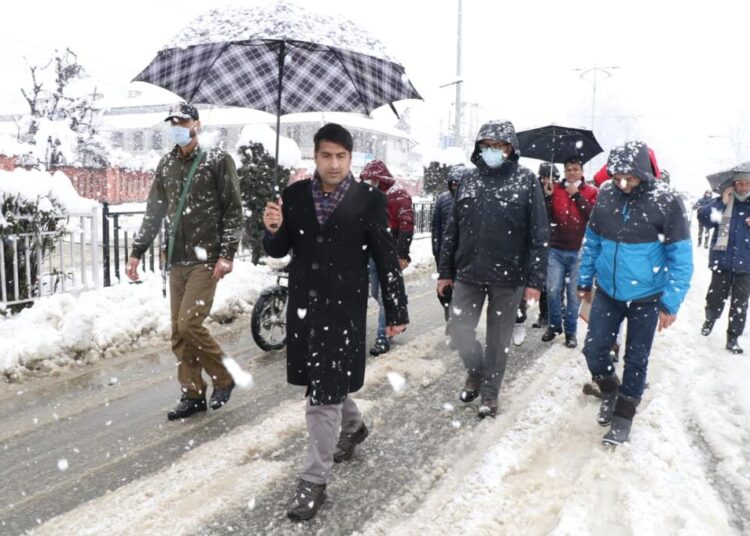 DC Srinagar tours City areas to oversee snow clearance, Power restoration