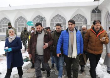 DC Sgr visits Dargah Hazratbal to oversee arrangements for Meraj-un-Nabi (SAW)