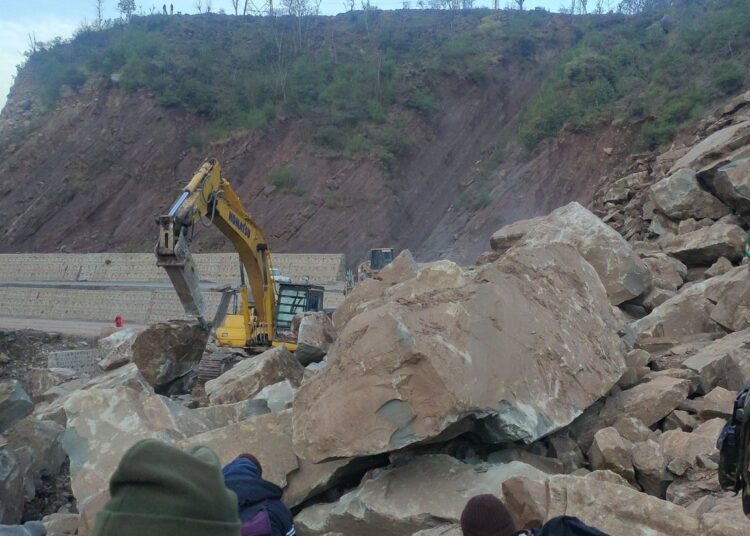 Big Landslide At Samroli Closes Jammu-Srinagar Highway