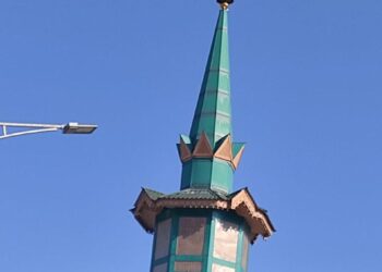 Minaret of Chrar-I-Sharief shrine tilted in earthquake