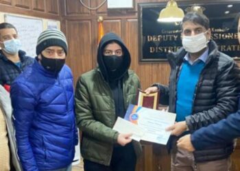 DC Sgr felicitates class 12th Topper, Aroosa Parvaiz