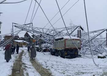 2 Vehicles Damaged As PDD Transmission Tower Collapses Due to Snowfall in Balhama Srinagar