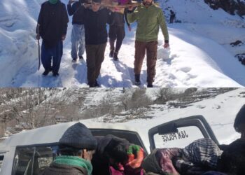 Police evacuates critically ill patient from snowbound Jabdi village in Kupwara