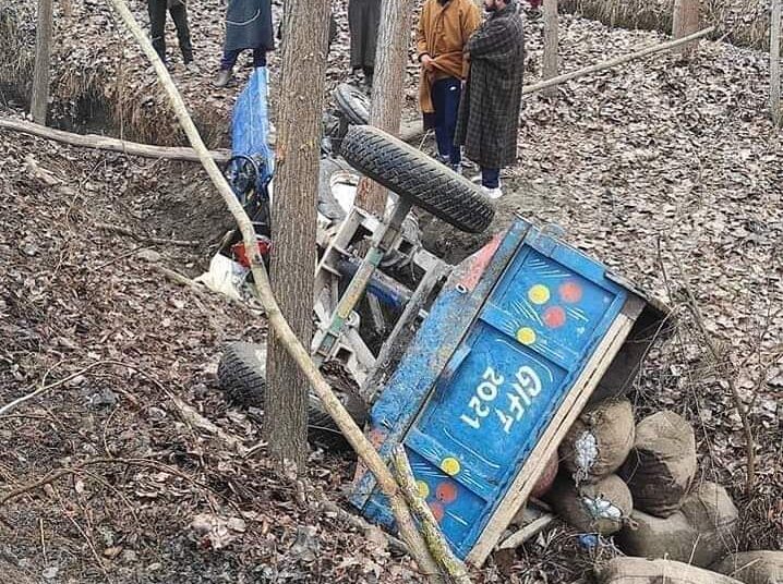 Two brothers killed as tractor turns turtle in Shallabugh, Gbl
