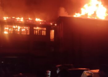 UPDATED : Panic As Fire Rages in B&J Hospital Srinagar