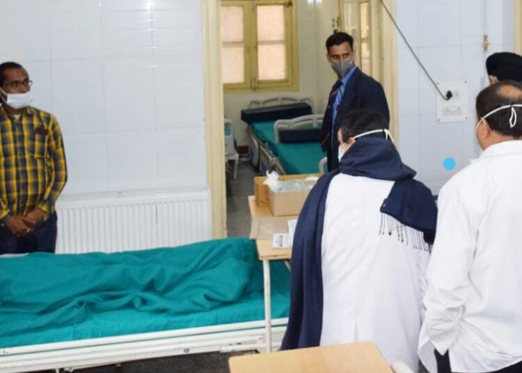Lt Governor visits SMHS hospital; enquires about the condition of two labourers injured in recent militant attacks