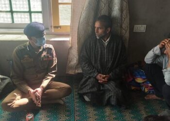 Top police officers visit Budgam to mourn killing of SPO, his brother