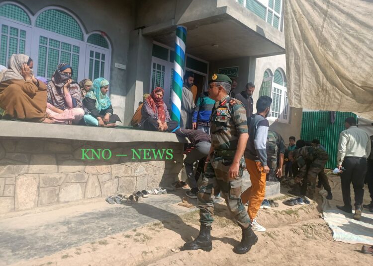 In a first, GoC 15 Corps Lt Gen D P Pandey visits house of slain SPO, his brother in Budgam