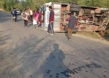 4 women among 6 tourists injured as mini-bus turns turtle in Anantnag
