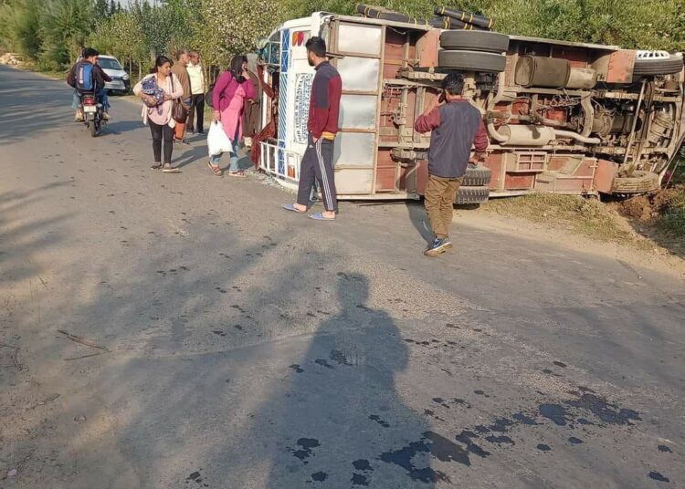 4 women among 6 tourists injured as mini-bus turns turtle in Anantnag