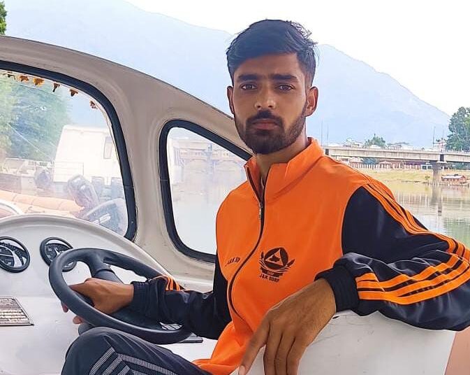Daring SDRF SPO Saves Elderly Person from Drowning in River Jhelum at Nawakadal
