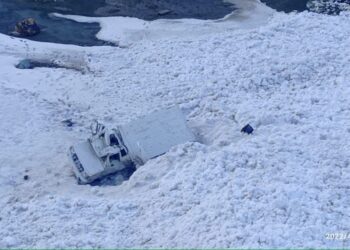 Driver killed as snow avalanche hits vehicle at Shaitan nallah