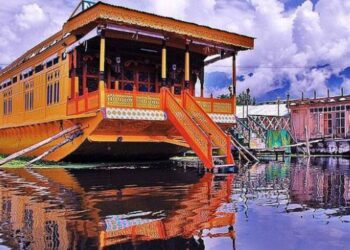 Bumper Tourism in Kashmir! Jam-packed houseboats remind Dal dwellers golden era of 70’s