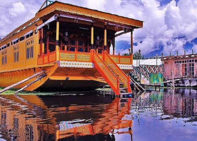 Bumper Tourism in Kashmir! Jam-packed houseboats remind Dal dwellers golden era of 70’s