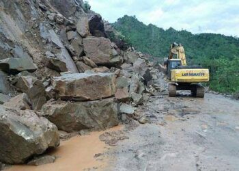 Fresh landslide blocks Jammu-Srinagar National Highway amid Rainfall