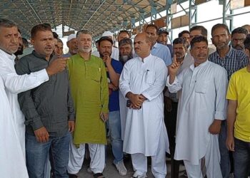 Fruit growers and dealers protest at Sopore fruit mandi over halting of trucks on NH-44