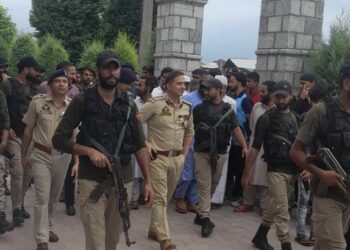 SSP Srinagar Visits Anchar Soura, Local Raises Issues Of Basic Policing, Social Crimes