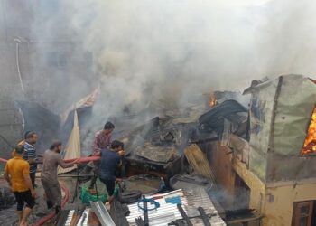 Darul Uloom, 2 houses damaged in fire in Khaniyar Srinagar