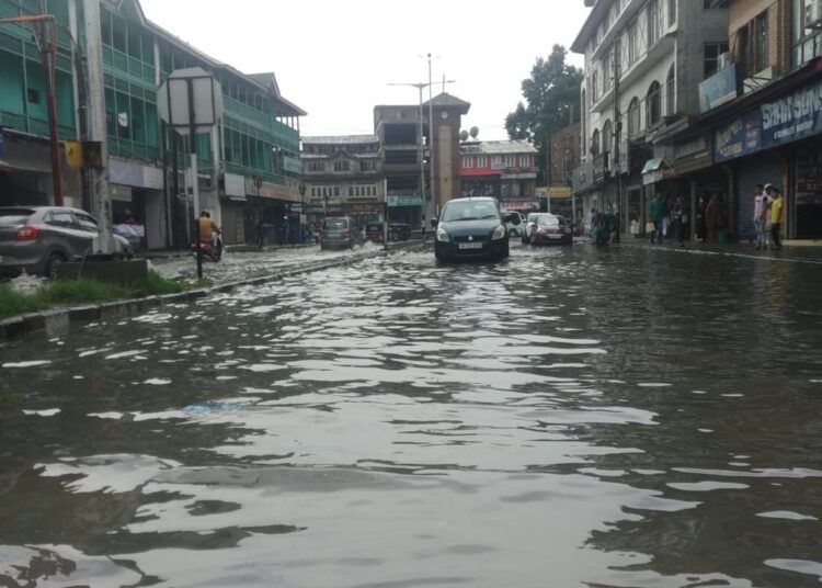 Roads, lanes inundated as heavy rain lashes Sgr, other J&K parts