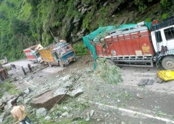 Shooting stones on Mughal Road damage 3 trucks, no injuries reported