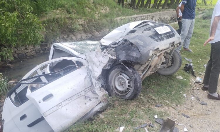 5 Persons Injured As 2 Cars Collide Along Highway in Kupwara