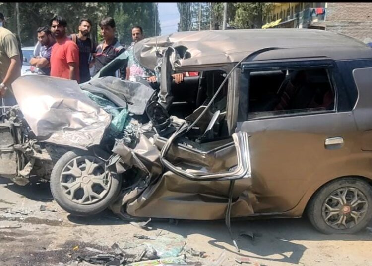 Two dead, 3 injured in Pattan road accident