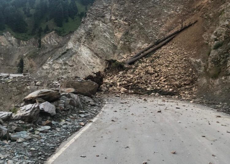 Major landslide shuts Mughal Road