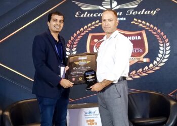 Aarifeen School of Excellence Baramulla, conferred with Dynamic School Award at New Delhi.