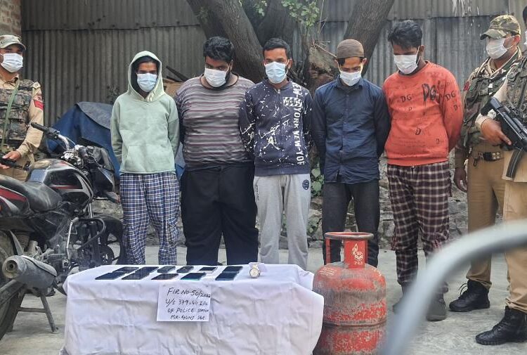 Notorious Gang Busted in Srinagar, 05 Persons arrested, Stolen Items Recovered: Police