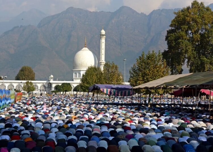 One lakh devotees throng Hazratbal shrine on Friday following Eid-Milad-un-Nabi (SAW)