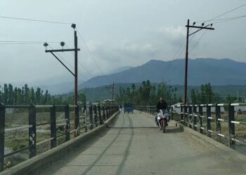Brazloo bridge in Kulgam closed for heavy motor vehicles