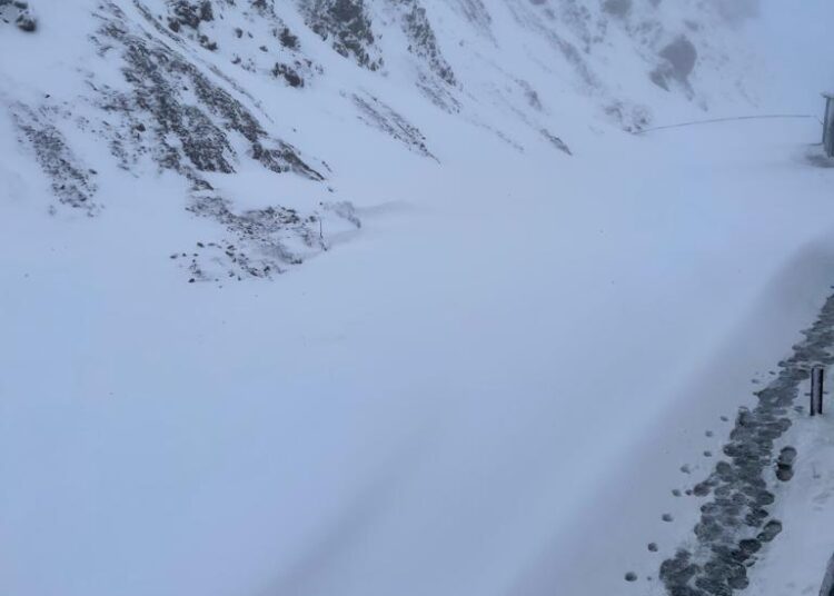 Rains Lash Plains, Upper Reaches Amass Snow In J&K; Mercury Falls To Minus 2.0°C In Gulmarg