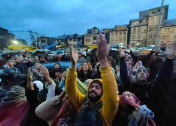 Amid rainfall, thousands of devotees throng Dastgeer Sahab (RA) shrines in Srg