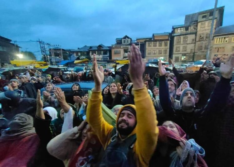 Amid rainfall, thousands of devotees throng Dastgeer Sahab (RA) shrines in Srg