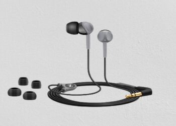 Prolonged use of earphones may cause hearing loss, expert warns