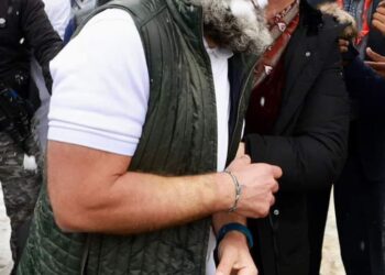 Rahul Gandhi, Priyanka play with snow, throw it on each other in Srinagar