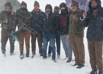 3 UP tourists stranded after snowfall in Natha Top, rescued by Police