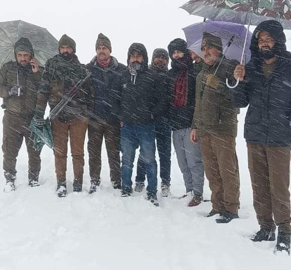 3 UP tourists stranded after snowfall in Natha Top, rescued by Police
